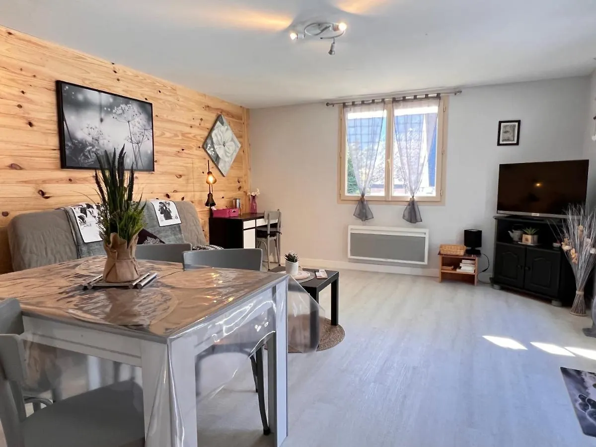 T2 Ensoleille. Terrasse, Jardin Commun, Vue, Parking. Apartment Cauterets